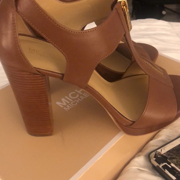 051.Michael Kors Berkeley T- Strap Sandals - Picture 5 of 6
